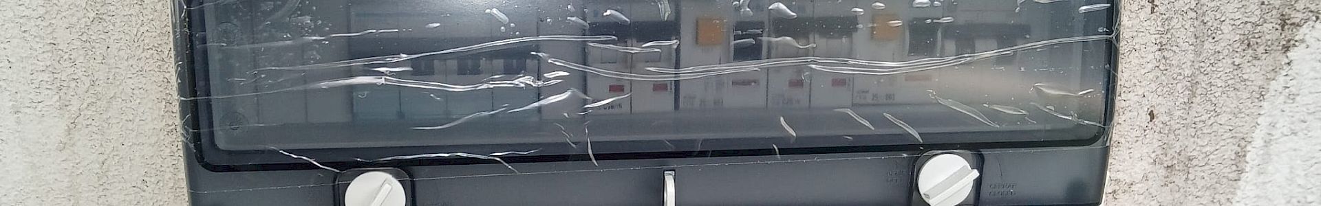 Se ha instalado un nuevo cuadro eléctrico en el exterior de la vivienda, repleto de fusibles y diferenciales.