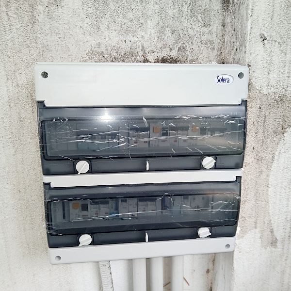 Se ha instalado un nuevo cuadro eléctrico en el exterior de la vivienda, repleto de fusibles y diferenciales.